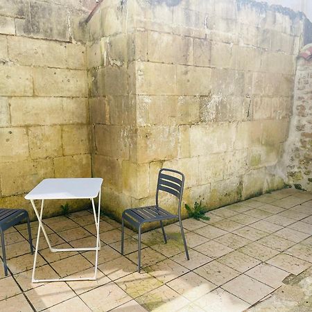 Appartement Avec Cour Privee Saint-Jean-d'Angely Exterior photo