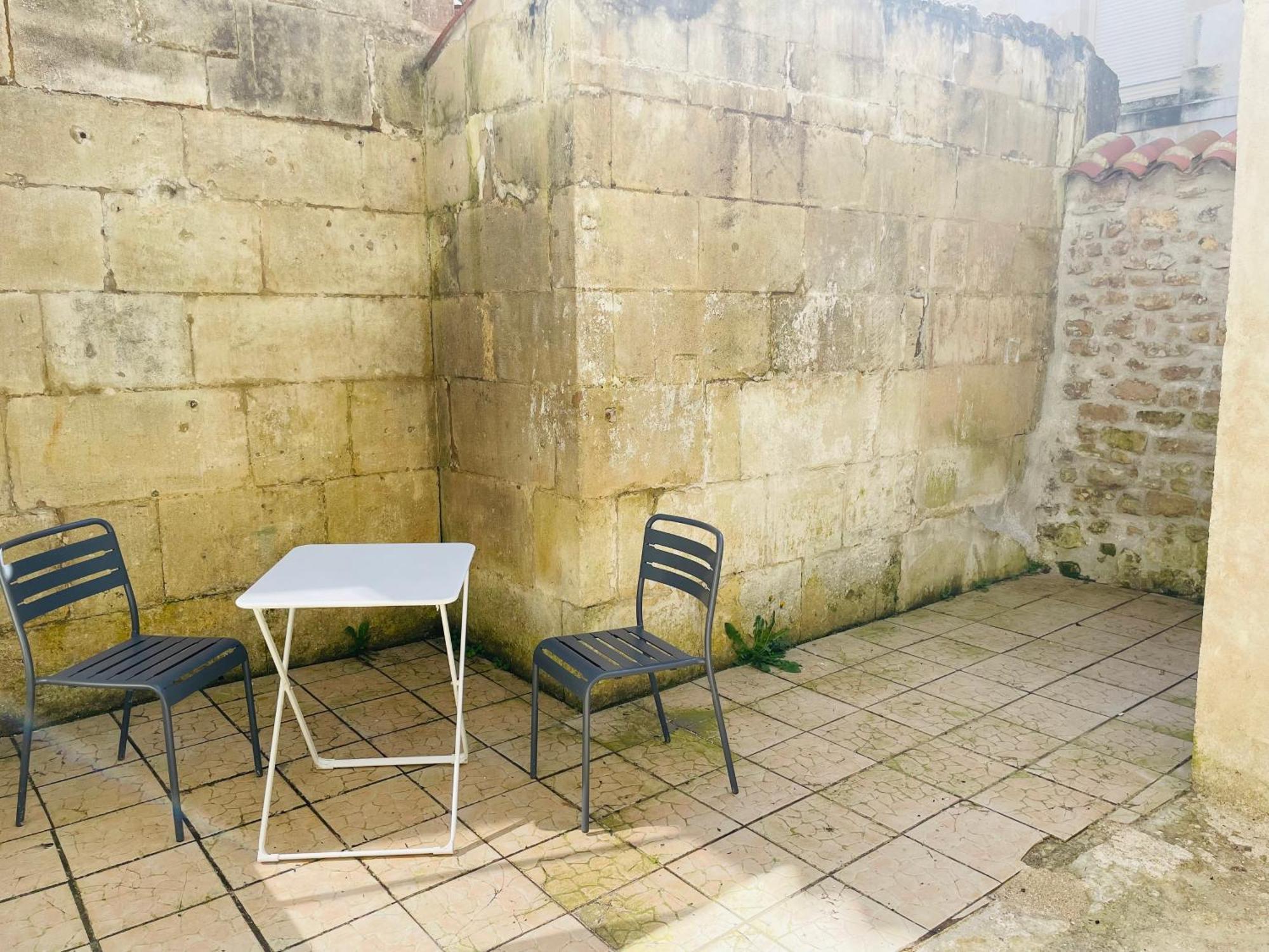 Appartement Avec Cour Privee Saint-Jean-d'Angely Exterior photo
