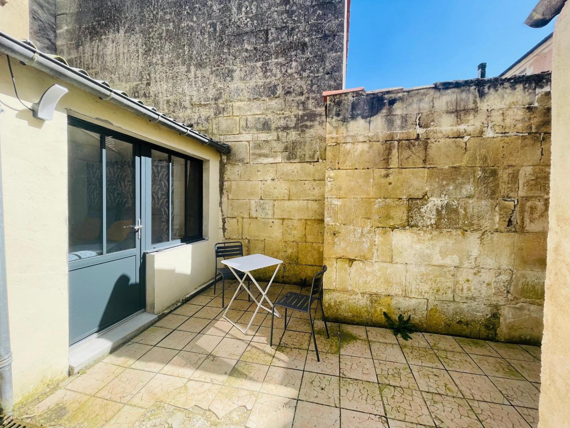 Appartement Avec Cour Privee Saint-Jean-d'Angely Exterior photo